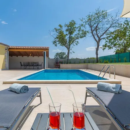 Family Corticum Otium With Pool In Tinjan