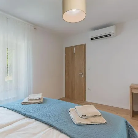 Villa Family Corticum Otium With Pool In Tinjan
