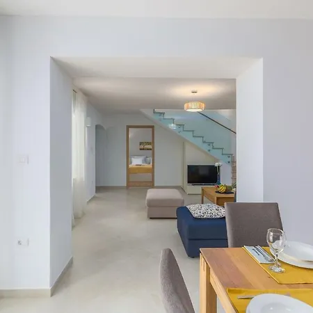 Family Corticum Otium With Pool In Tinjan Villa