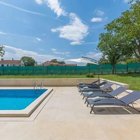 Villa Family Corticum Otium With Pool In Tinjan Kringa