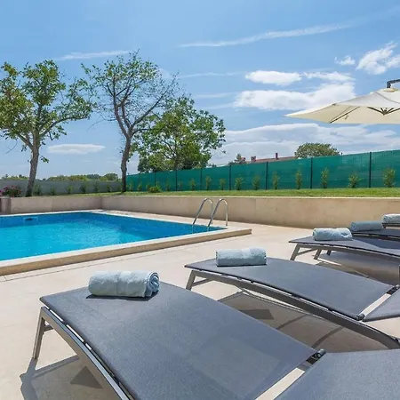 Villa Family Corticum Otium With Pool In Tinjan