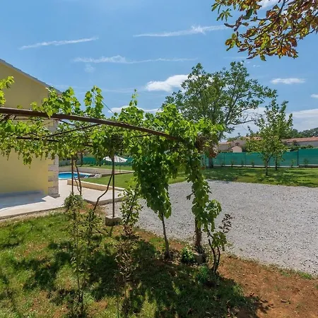 Villa Family Corticum Otium With Pool In Tinjan *