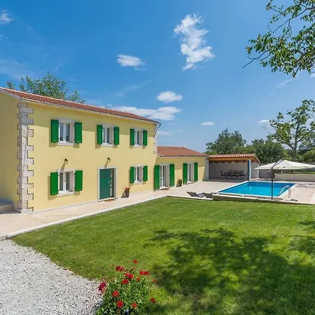 Family Corticum Otium With Pool In Tinjan