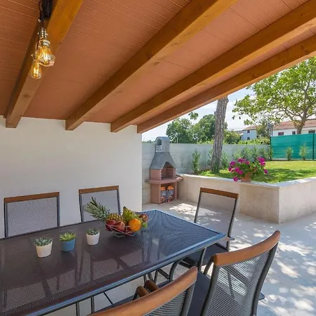 Villa Family Corticum Otium With Pool In Tinjan